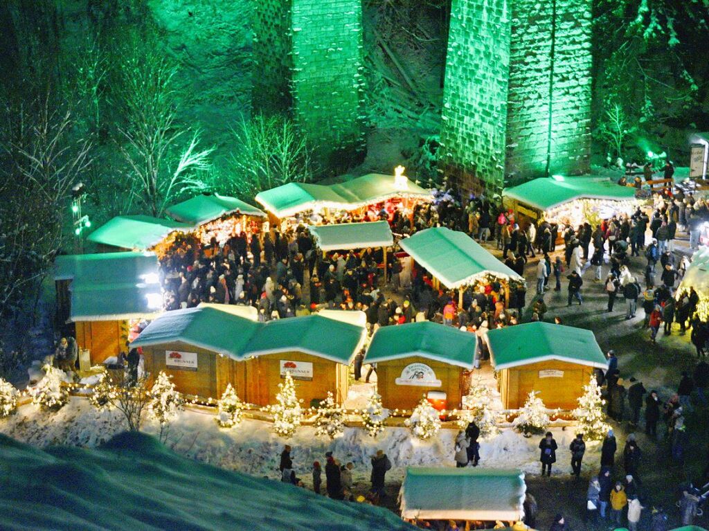 Der Weihnachtsmarkt in der Ravennaschlucht hat erffnet – pnktlich dazu fiel Schnee.