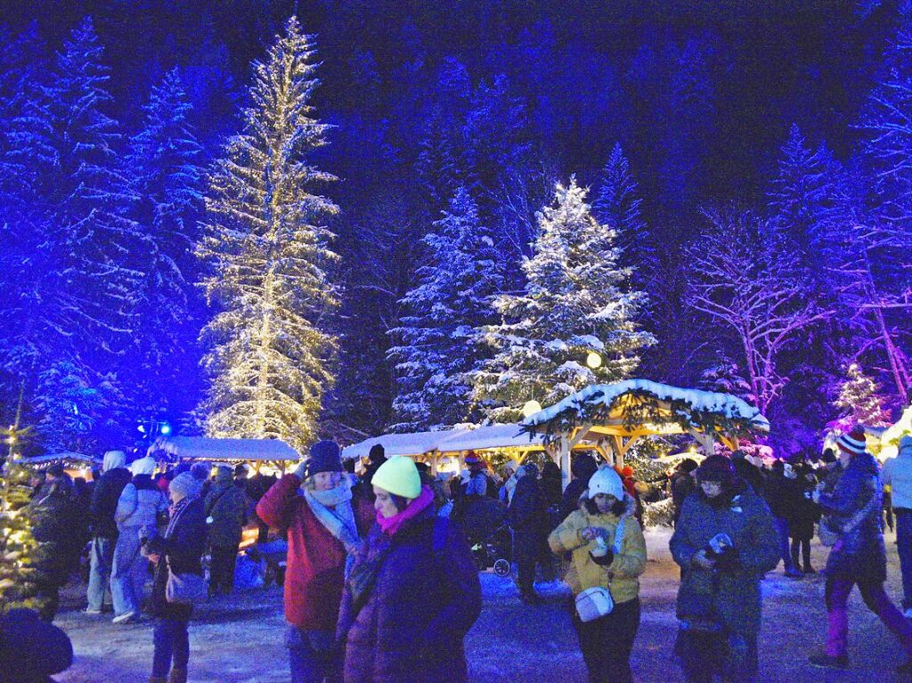 Der Weihnachtsmarkt in der Ravennaschlucht hat erffnet – pnktlich dazu fiel Schnee.