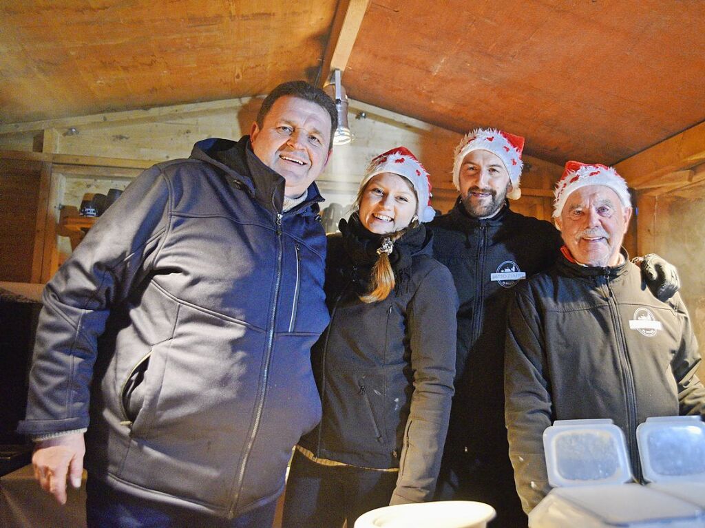 Der Weihnachtsmarkt in der Ravennaschlucht hat erffnet – pnktlich dazu fiel Schnee.