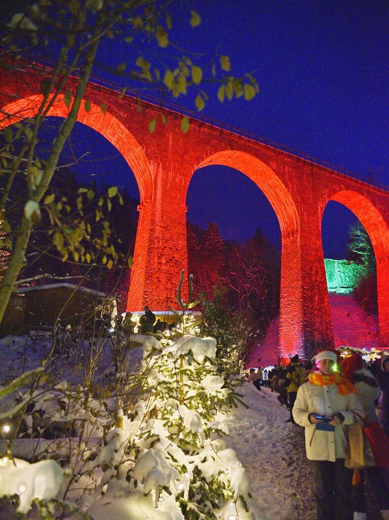 Der Weihnachtsmarkt in der Ravennaschlucht hat erffnet – pnktlich dazu fiel Schnee.