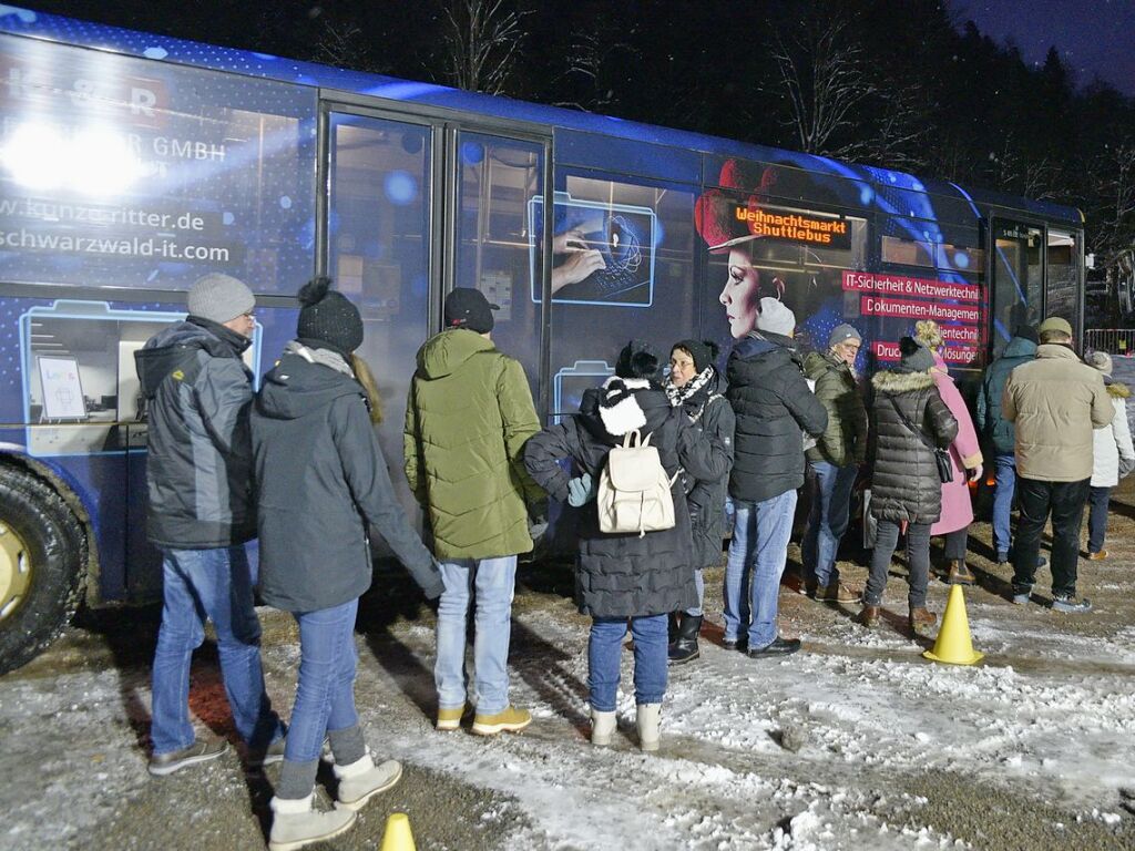 Der Weihnachtsmarkt in der Ravennaschlucht hat erffnet – pnktlich dazu fiel Schnee.