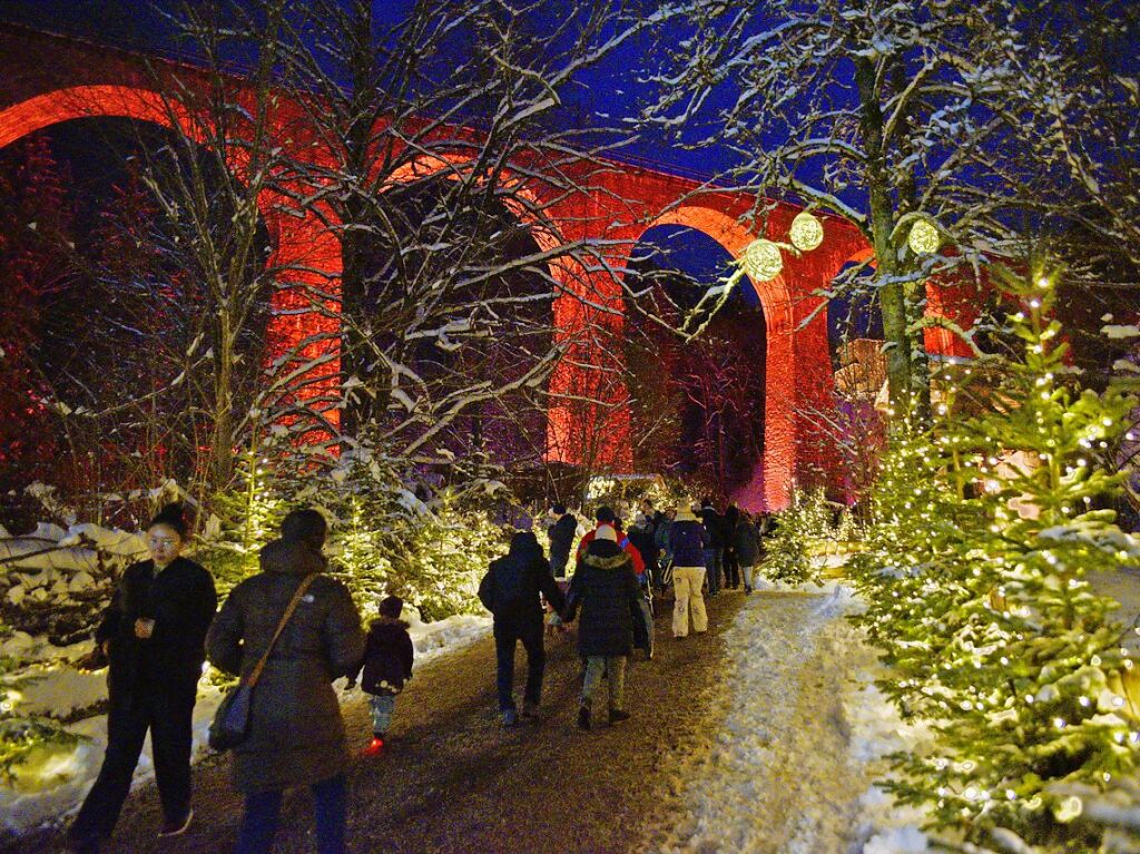 Der Weihnachtsmarkt in der Ravennaschlucht hat erffnet – pnktlich dazu fiel Schnee.