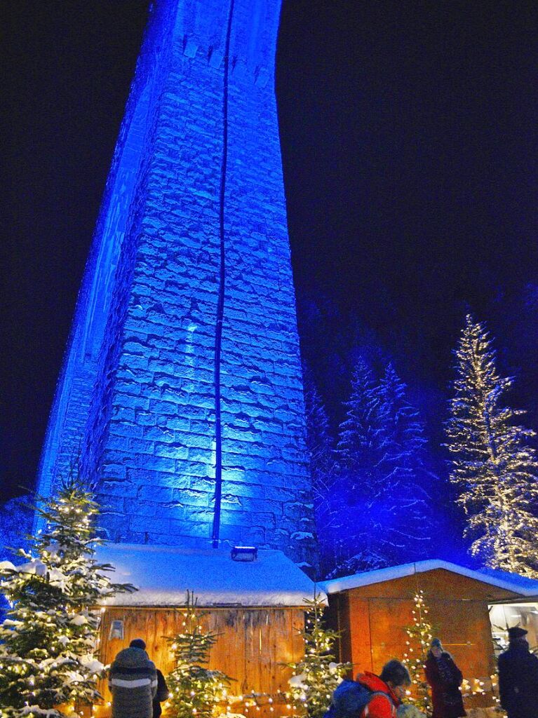 Der Weihnachtsmarkt in der Ravennaschlucht hat erffnet – pnktlich dazu fiel Schnee.