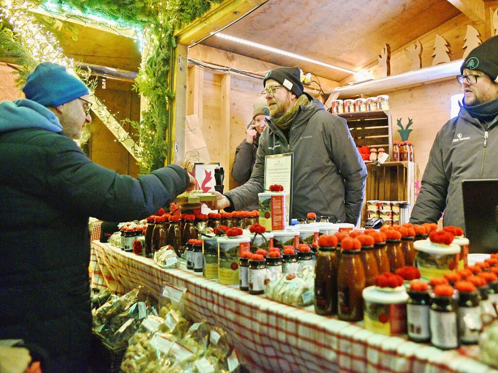 Der Weihnachtsmarkt in der Ravennaschlucht hat erffnet – pnktlich dazu fiel Schnee.