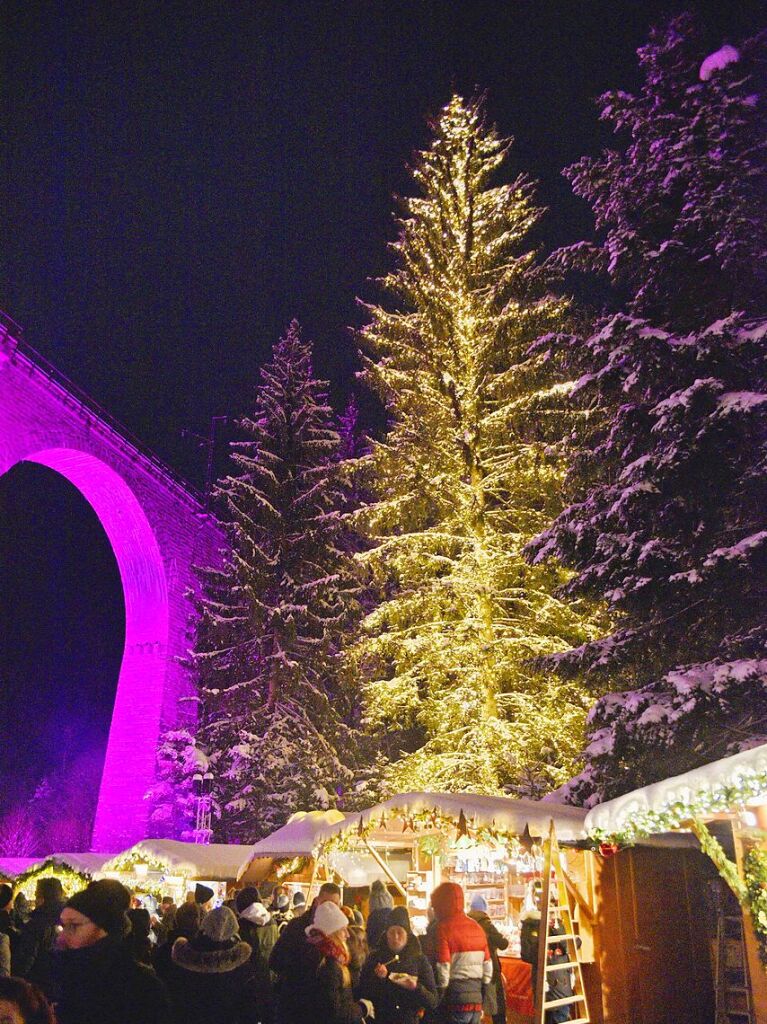 Der Weihnachtsmarkt in der Ravennaschlucht hat erffnet – pnktlich dazu fiel Schnee.