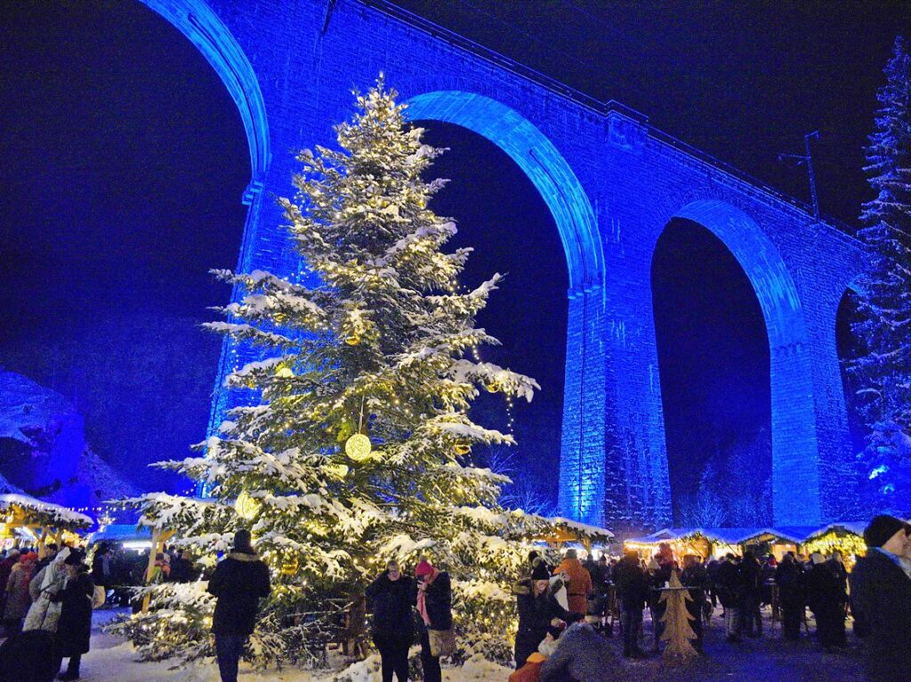 Der Weihnachtsmarkt in der Ravennaschlucht hat erffnet – pnktlich dazu fiel Schnee.