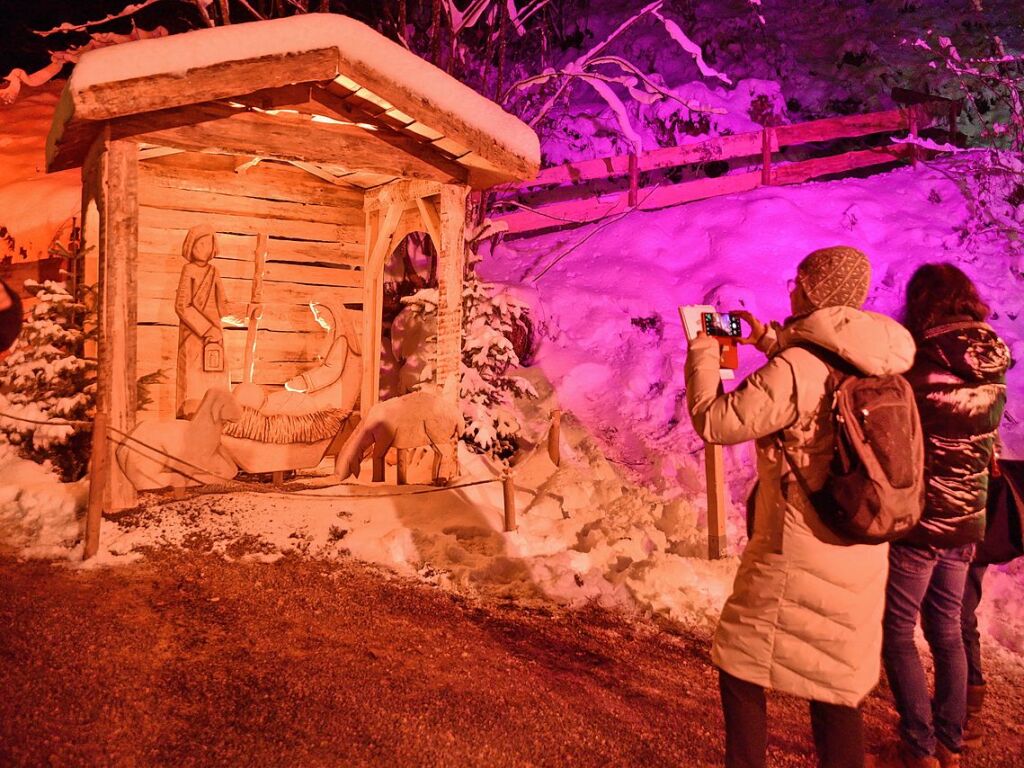 Der Weihnachtsmarkt in der Ravennaschlucht hat erffnet – pnktlich dazu fiel Schnee.