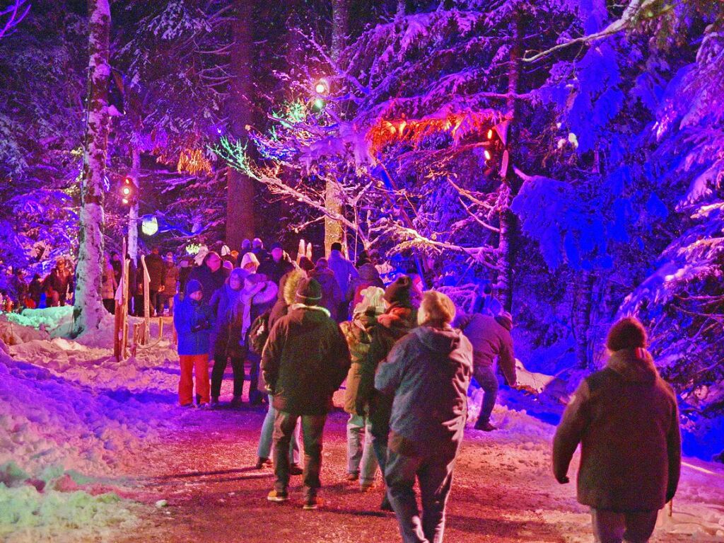 Der Weihnachtsmarkt in der Ravennaschlucht hat erffnet – pnktlich dazu fiel Schnee.