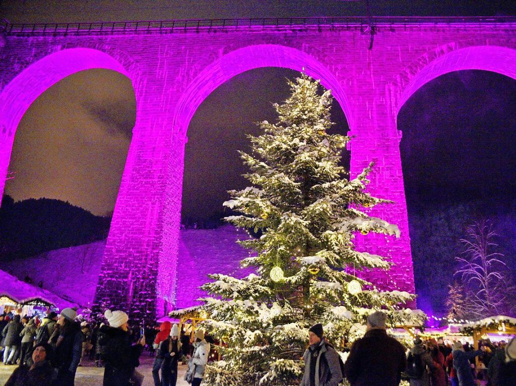 Der Weihnachtsmarkt in der Ravennaschlucht hat erffnet – pnktlich dazu fiel Schnee.