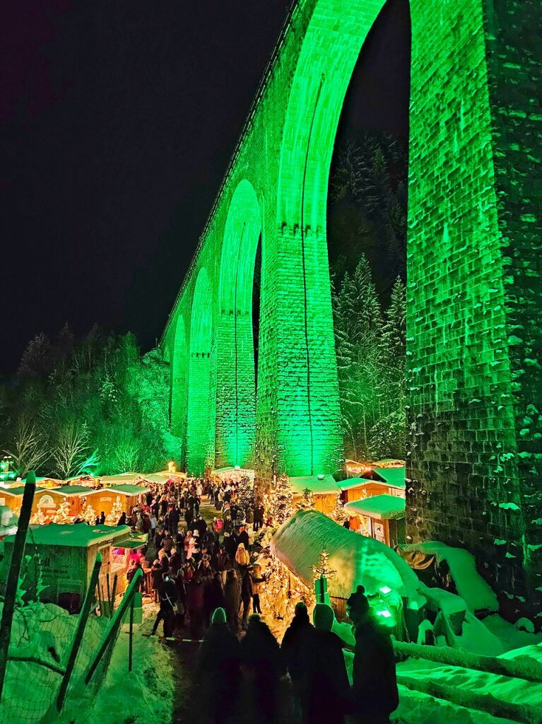 Der Weihnachtsmarkt in der Ravennaschlucht hat erffnet – pnktlich dazu fiel Schnee.