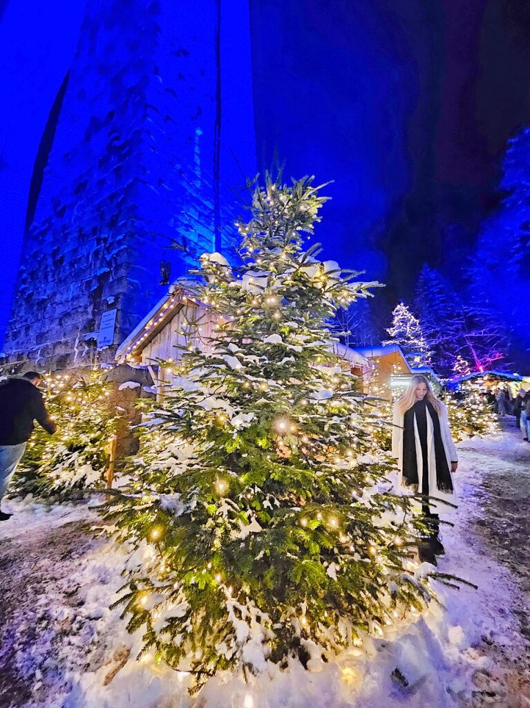 Der Weihnachtsmarkt in der Ravennaschlucht hat erffnet – pnktlich dazu fiel Schnee.