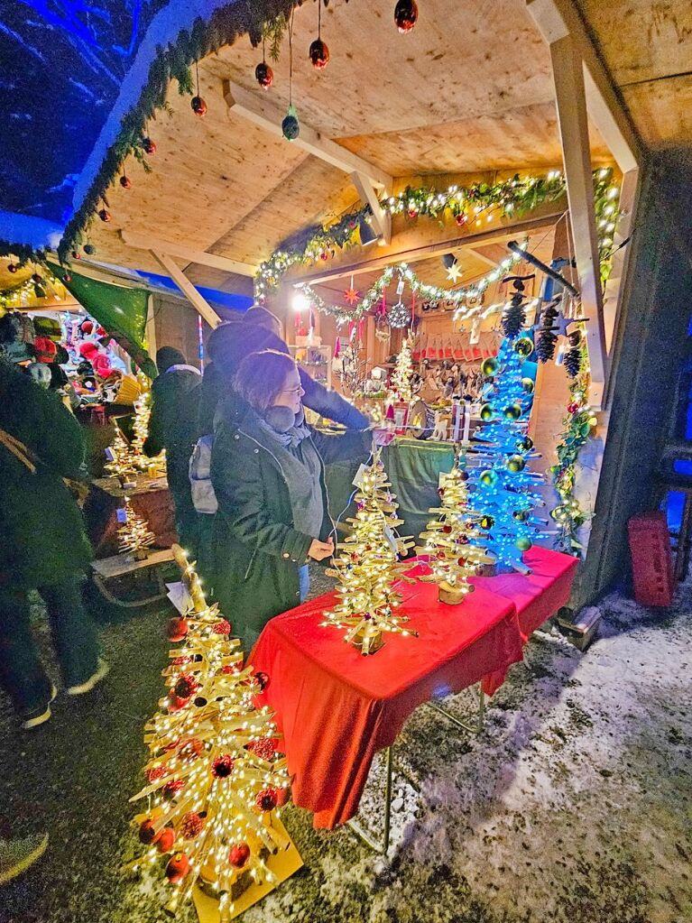 Der Weihnachtsmarkt in der Ravennaschlucht hat erffnet – pnktlich dazu fiel Schnee.