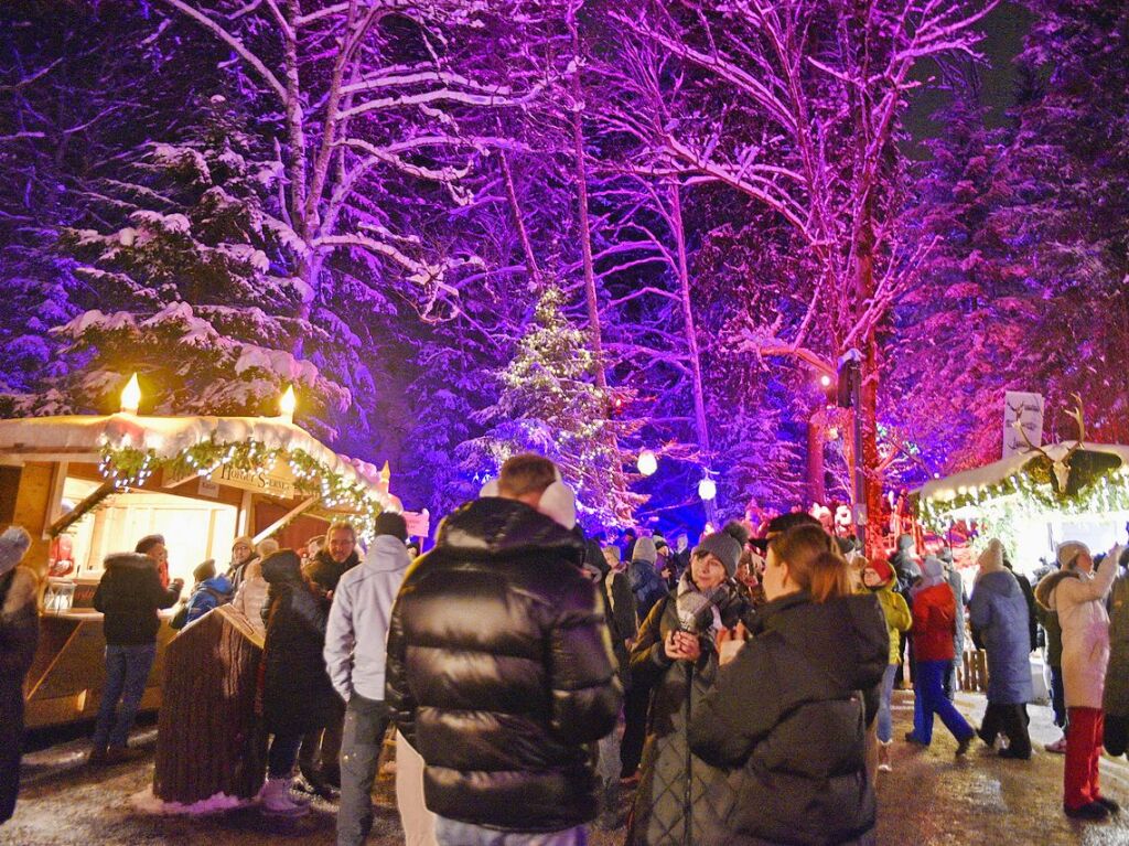 Der Weihnachtsmarkt in der Ravennaschlucht hat erffnet – pnktlich dazu fiel Schnee.