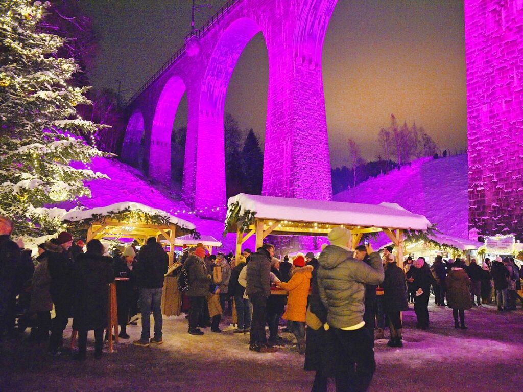 Der Weihnachtsmarkt in der Ravennaschlucht hat erffnet – pnktlich dazu fiel Schnee.