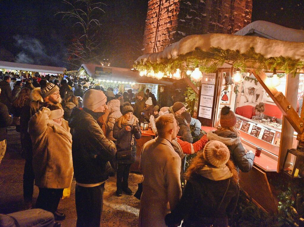 Der Weihnachtsmarkt in der Ravennaschlucht hat erffnet – pnktlich dazu fiel Schnee.