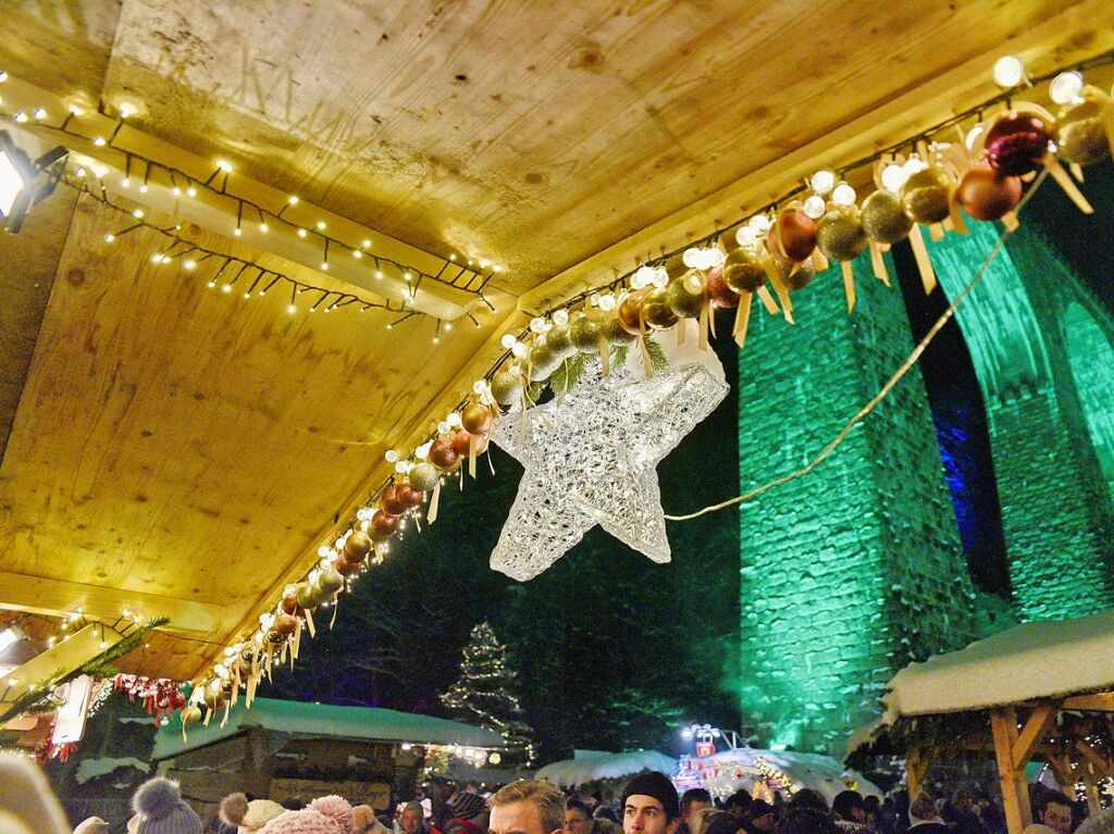 Der Weihnachtsmarkt in der Ravennaschlucht hat erffnet – pnktlich dazu fiel Schnee.