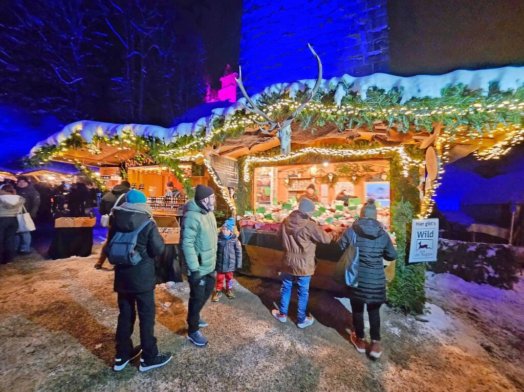 Der Weihnachtsmarkt in der Ravennaschlucht hat erffnet – pnktlich dazu fiel Schnee.