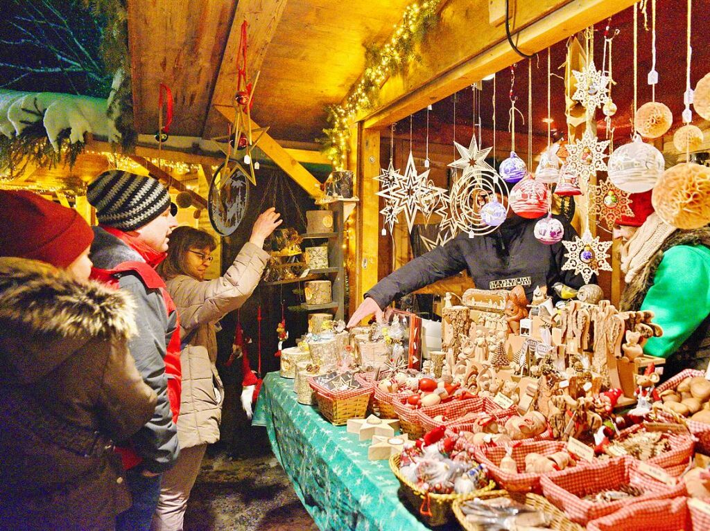 Der Weihnachtsmarkt in der Ravennaschlucht hat erffnet – pnktlich dazu fiel Schnee.