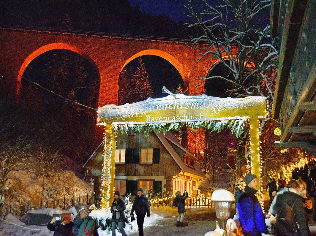 Der Weihnachtsmarkt in der Ravennaschlucht hat erffnet – pnktlich dazu fiel Schnee.