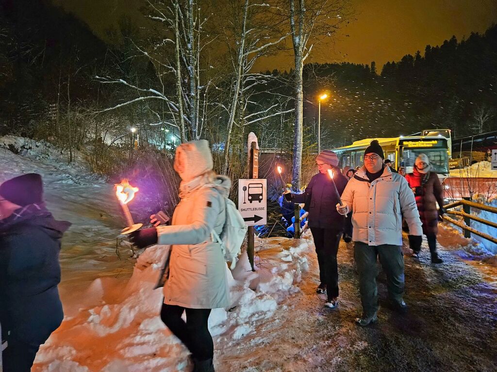 Der Weihnachtsmarkt in der Ravennaschlucht hat erffnet – pnktlich dazu fiel Schnee.