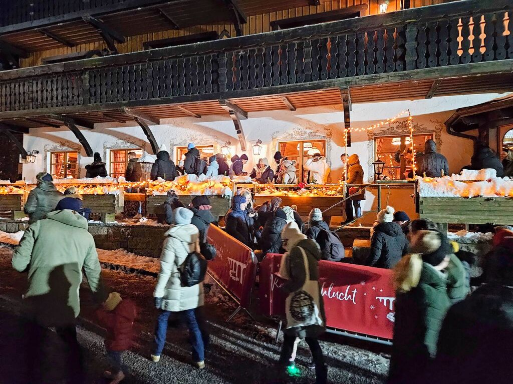 Der Weihnachtsmarkt in der Ravennaschlucht hat erffnet – pnktlich dazu fiel Schnee.