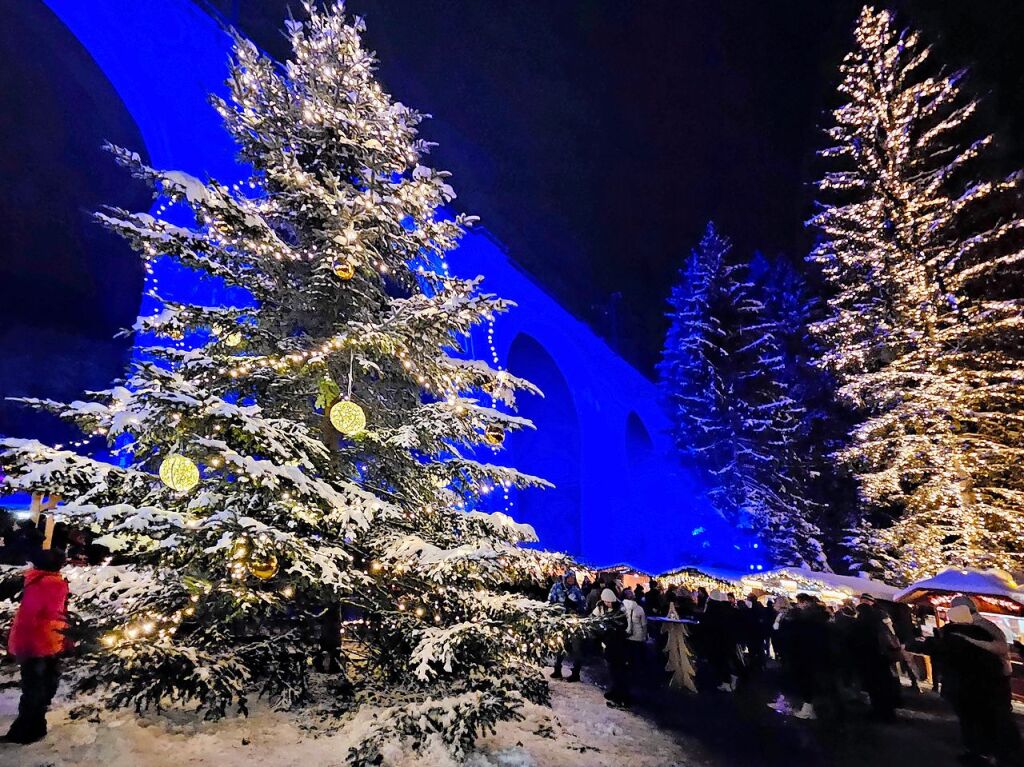 Der Weihnachtsmarkt in der Ravennaschlucht hat erffnet – pnktlich dazu fiel Schnee.