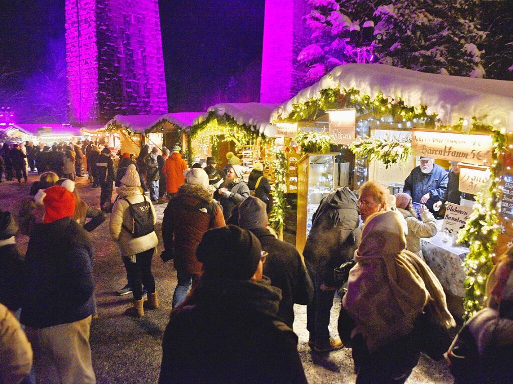 Der Weihnachtsmarkt in der Ravennaschlucht hat erffnet – pnktlich dazu fiel Schnee.