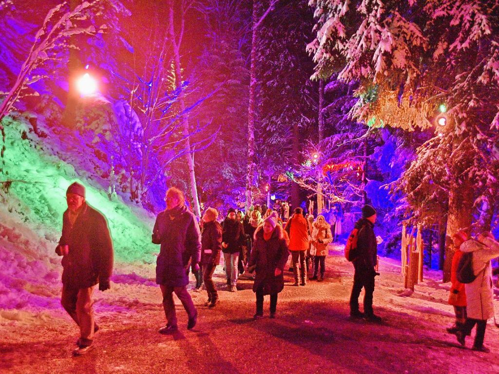 Der Weihnachtsmarkt in der Ravennaschlucht hat erffnet – pnktlich dazu fiel Schnee.