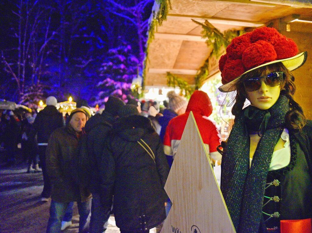 Der Weihnachtsmarkt in der Ravennaschlucht hat erffnet – pnktlich dazu fiel Schnee.