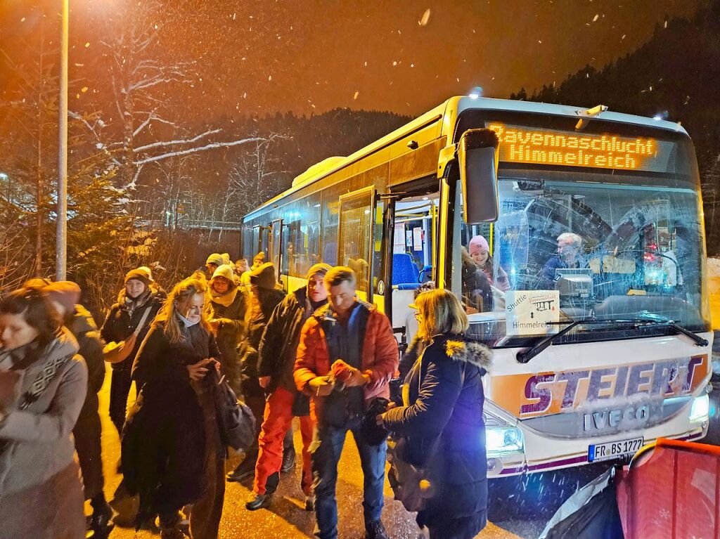 Der Weihnachtsmarkt in der Ravennaschlucht hat erffnet – pnktlich dazu fiel Schnee.