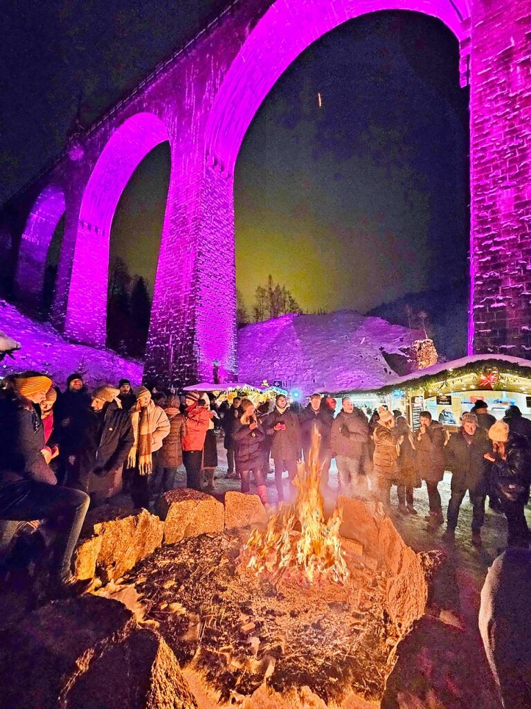 Der Weihnachtsmarkt in der Ravennaschlucht hat erffnet – pnktlich dazu fiel Schnee.