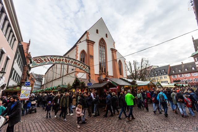 Der Freiburger Weihnachtsmarkt: Wo in ...ml;hlingshaften Temperaturen angesagt.  | Foto: Philipp von Ditfurth/dpa