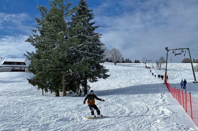 Skifahrer und Snowboarder kamen am Sam...iel dann Regen und der Schnee schmolz.  | Foto: Heike Schwende