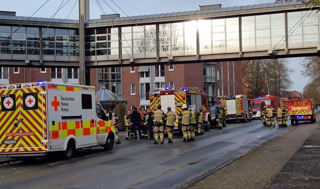 Bei einem Brand in einem Seniorenheim ...orben und 30 Menschen wurden verletzt.  | Foto: Nord-West-Media TV/dpa