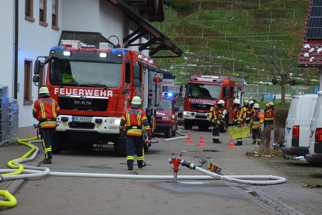 Die Feuerwehr Glottertal rettet bei einer bung verletzte Menschen aus einem brennenden Haus