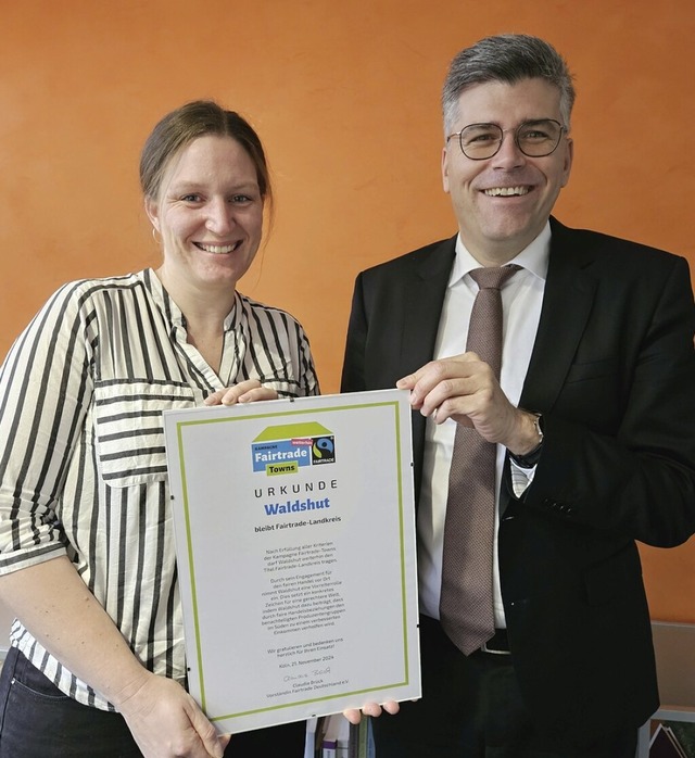 Kathrin Riepe, die die Fairtrade-Zerti...oordiniert, und Landrat Martin Kistler  | Foto: Landratsamt Waldshut