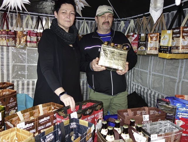 Nicole und Lothar Voormeer aus Istein ...aschen  aus recycelten Verpackungen.    | Foto: Gudrun Gehr