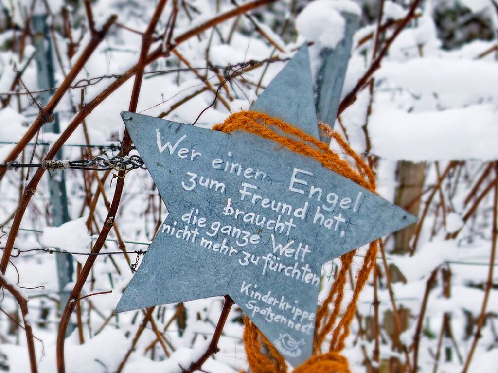 Der von vielen verschiedenen Menschen weihnachtlich geschmckte Glottertler Engelweg fhrt auf 4,5 Kilometern entlang der Weinberge durch die Ortsmitte von Glottertal.