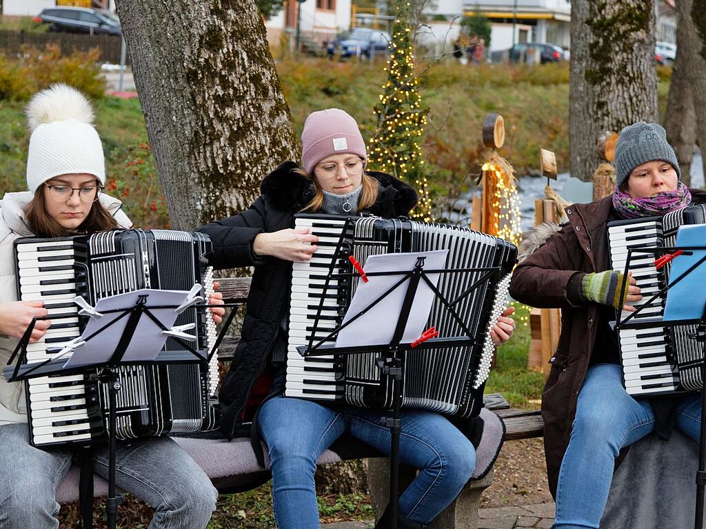 Der von vielen verschiedenen Menschen weihnachtlich geschmckte Glottertler Engelweg fhrt auf 4,5 Kilometern entlang der Weinberge durch die Ortsmitte von Glottertal.