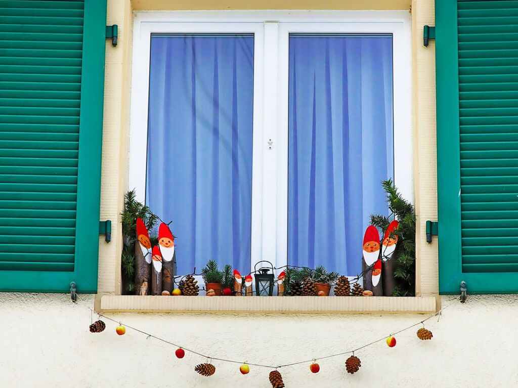 Der von vielen verschiedenen Menschen weihnachtlich geschmckte Glottertler Engelweg fhrt auf 4,5 Kilometern entlang der Weinberge durch die Ortsmitte von Glottertal.