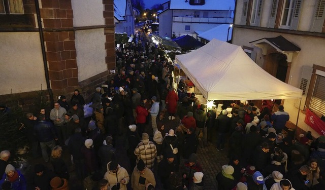 Ganz viel los war beim Wyhlener Advent...er rund um die Pfarrkirche St. Georg.   | Foto: Sebastian Kurtenacker