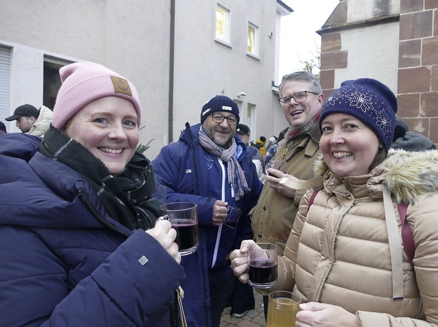 Ein Glschen Glhwein hilft gegen die ...rmeister Tobias Benz und Ehefrau Lisa.  | Foto: Sebastian Kurtenacker