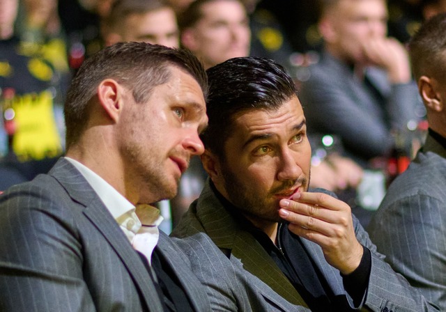 Sportdirektor Sebastian Kehl (links) u...er Nuri Sahin waren ebenfalls anwesend  | Foto: Bernd Thissen/dpa