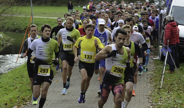 Schon beim Start zum 31. Nikolauslauf ...rsalan (Startnummer 290)  ganz vorne.   | Foto: Bettina Schaller