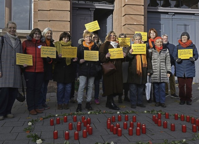 Vor dem Rathaus 2 formen Kerzen die Za...n rund 79 Prozent der Opfer weiblich.   | Foto: Bettina Schaller