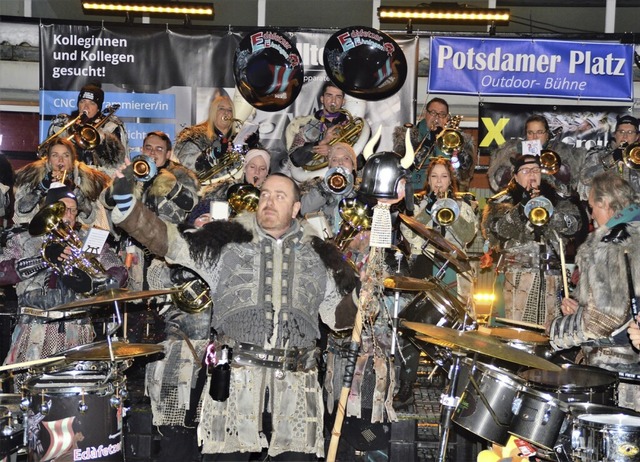 Die Guggen schrnzten erst vor, dannn in der Langenauer Halle.  | Foto: Edgar Steinfelder