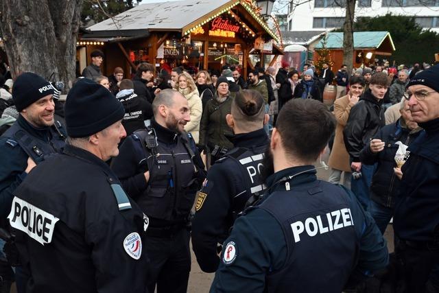 Besucher ohne Berhrungsngste auf dem Freiburger Weihnachtsmarkt