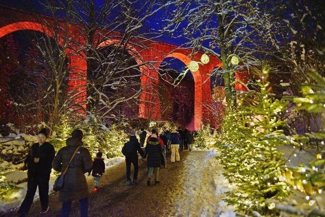 Besucher genieen die Atmosphre auf dem Weihnachtsmarkt in der Ravennaschlucht