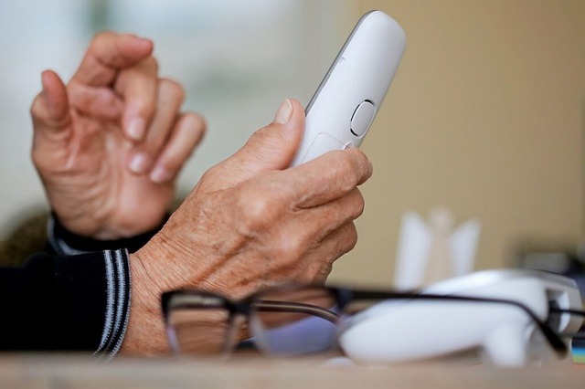 Vor allem alte Menschen sind Opfer von Telefonbetrgern.  | Foto: Roland Weihrauch