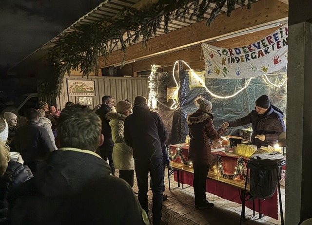 Der Minsler  Weihnachtsmarkt  erfreute sich regen  Zuspruchs.  | Foto: Chris Rtschlin